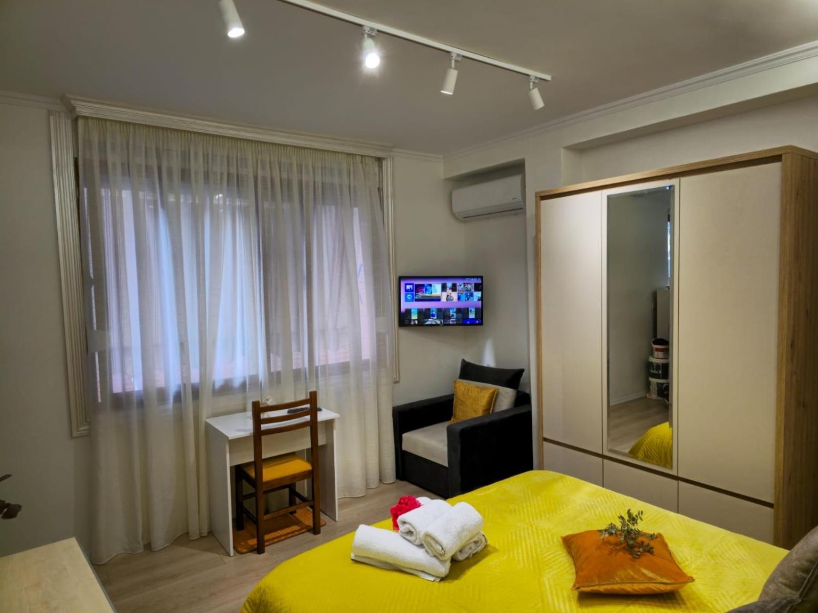 Myslym Shyri Cozy Lovely Orange Appartement *